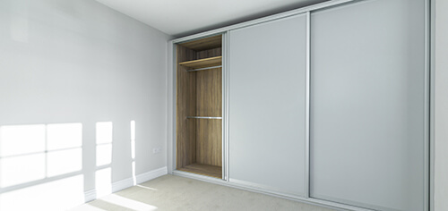 Białe drzwi przesuwne dla szafy indeco
