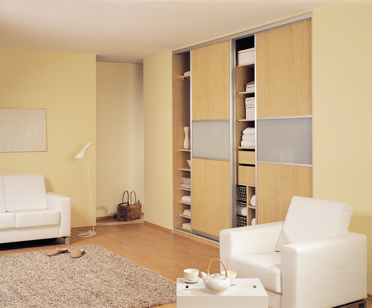 Drewniana szafa na wymiar podzielona na 4 skrzydła z drzwiami przesuwnymi