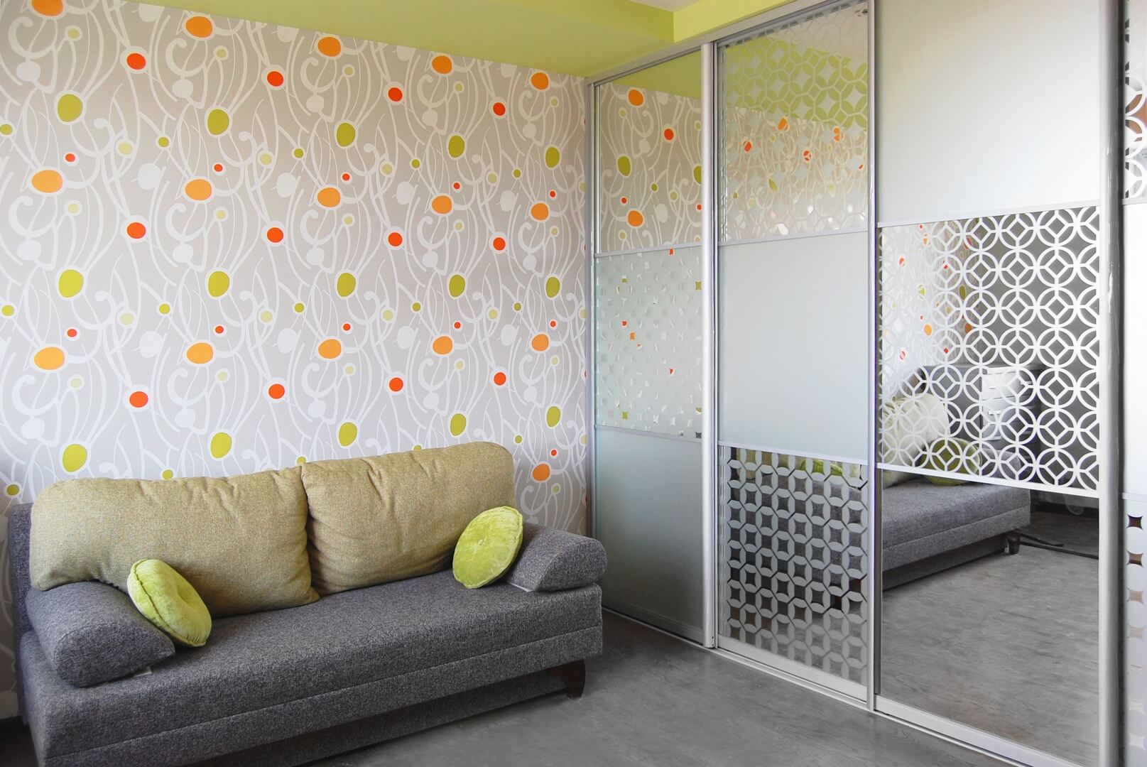 Szafa na wymiar z drzwiami przesuwnymi indeco wybrzeże z lustrem i wzorkami