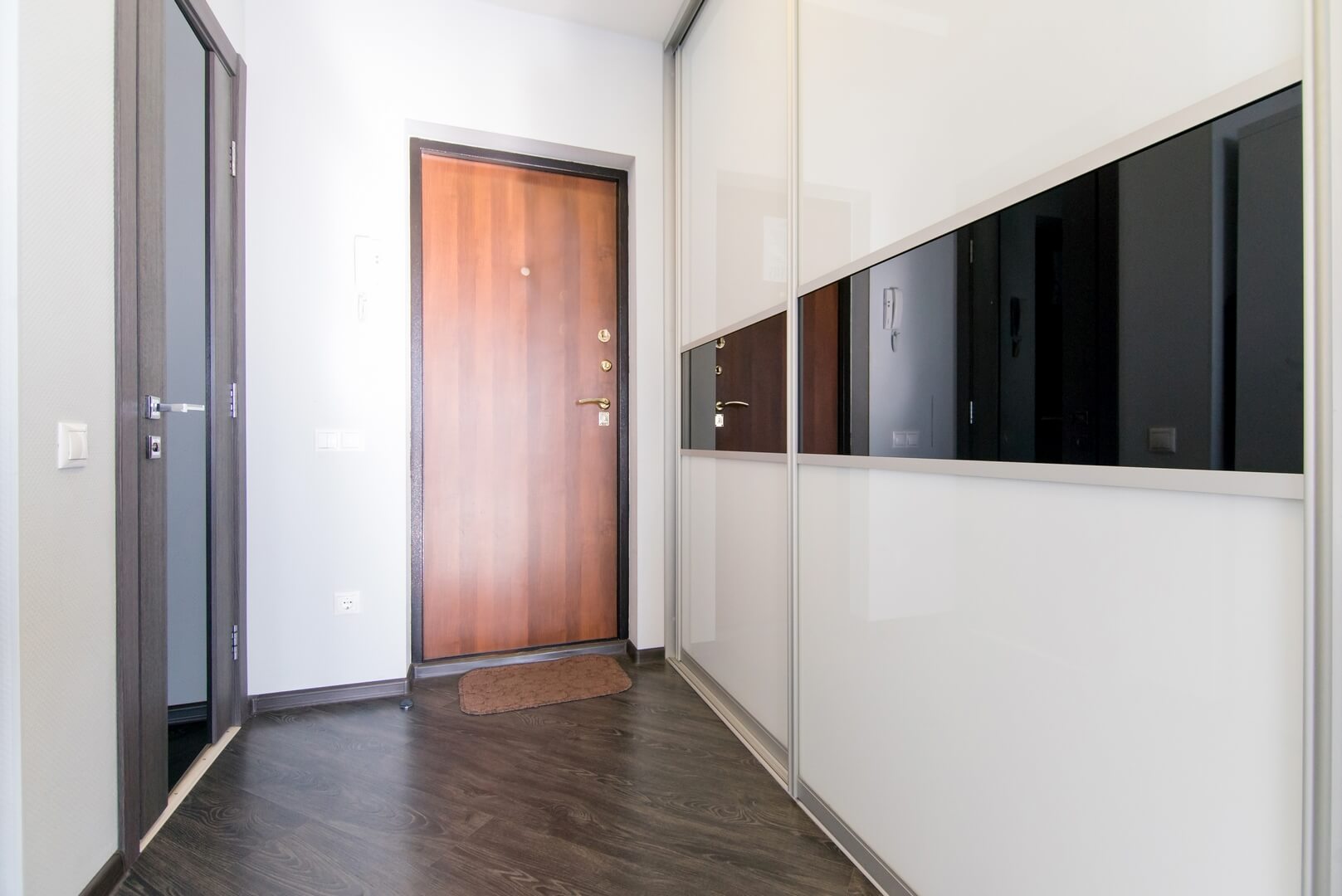 Szafa do przedpokoju z szklanymi drzwiami przesuwnymi w kolorze biało-czarnym