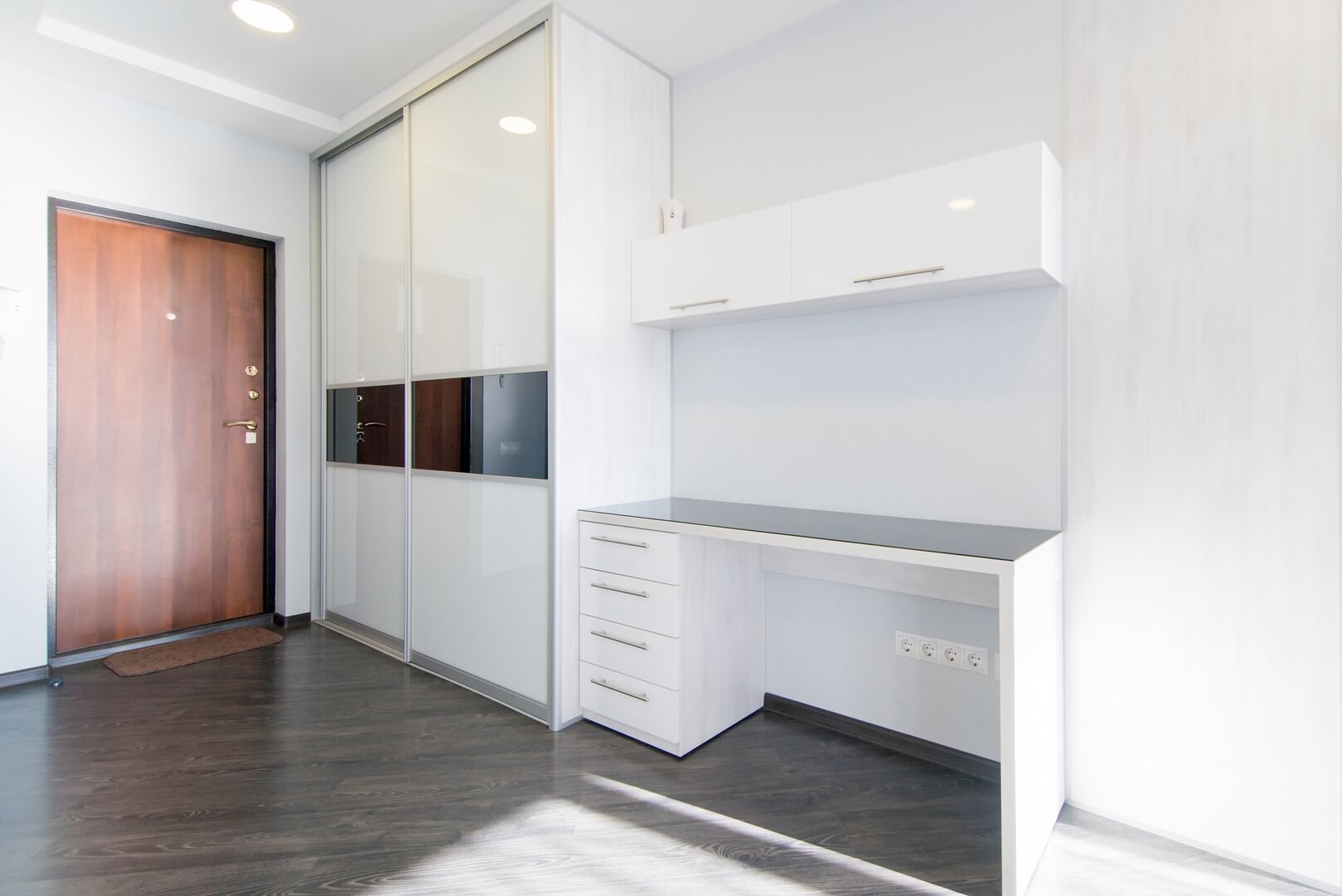 Biała szafa na wymiar z białymi drzwiami przesuwnymi do pokoju dziecięcego