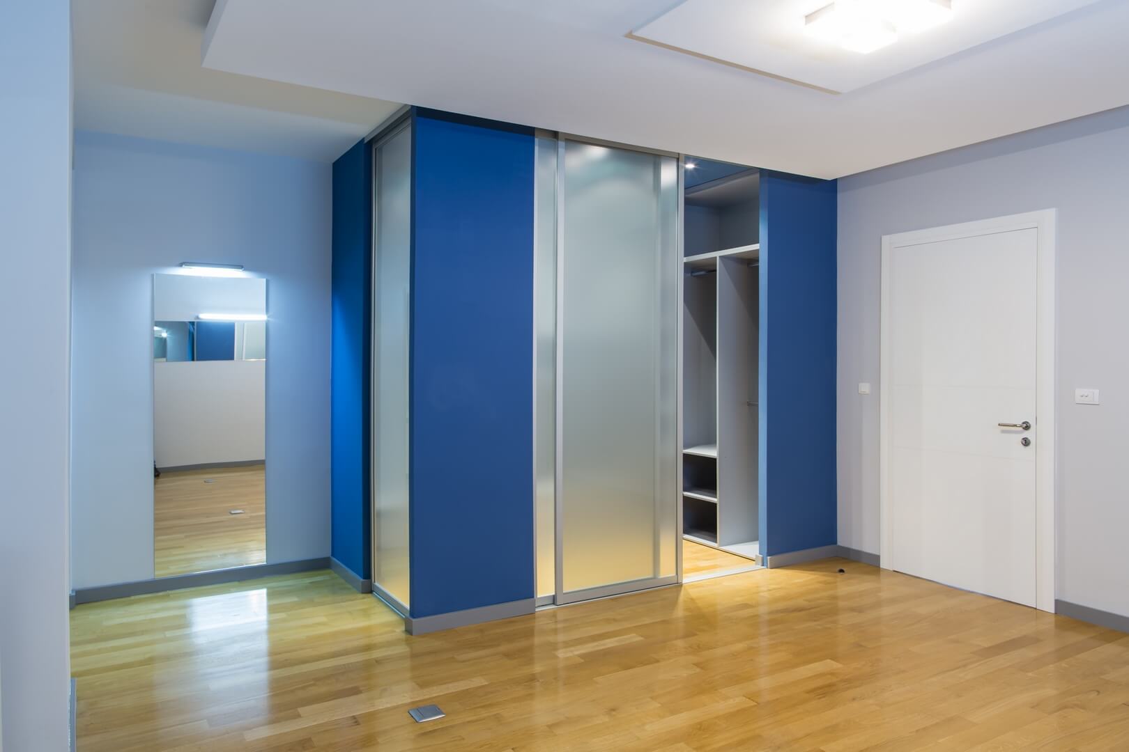 Przezroczyste drzwi przesuwne do garderoby na przedpokoju