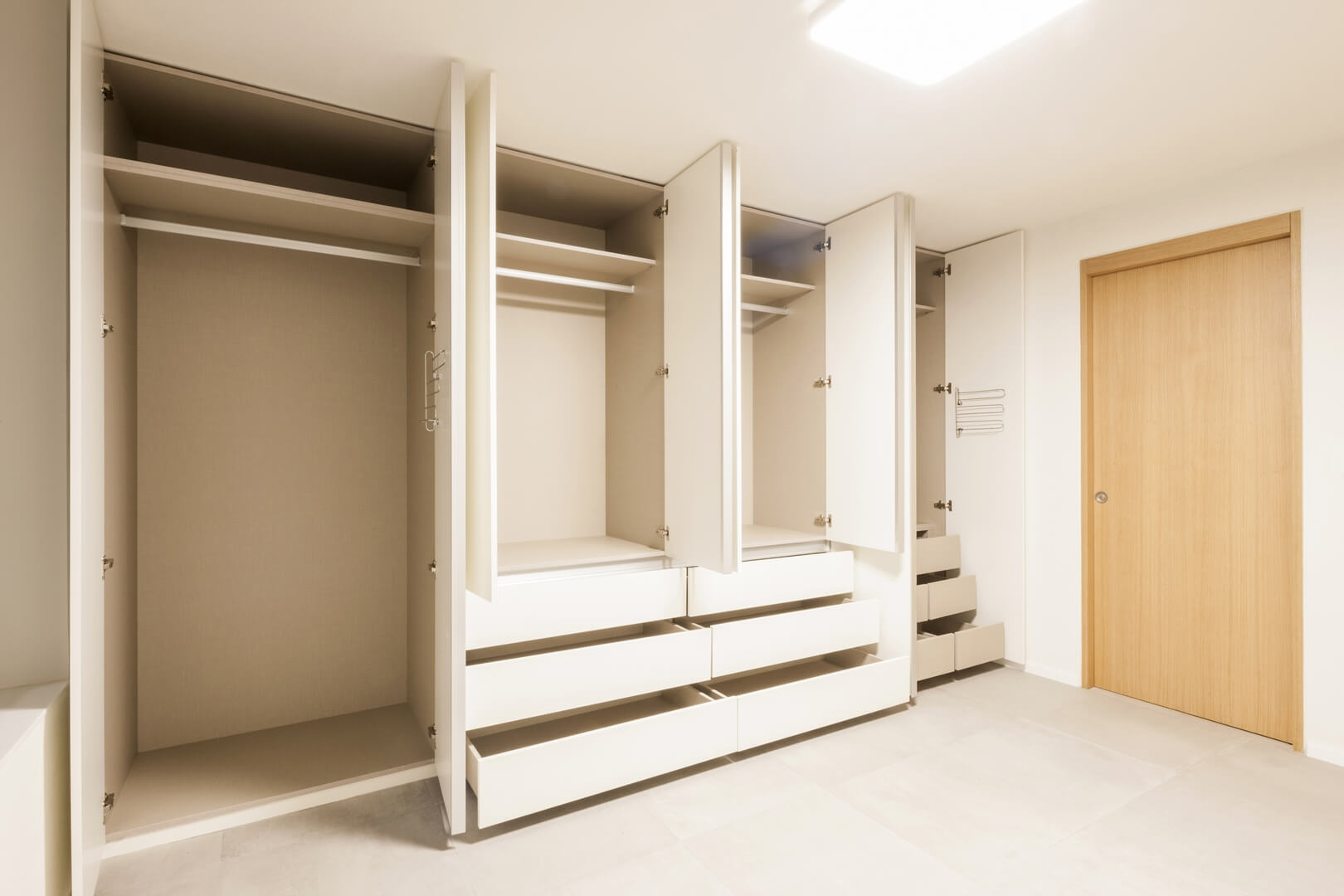 Biała szafa do przedpokoju z drzwiami otwieranymi